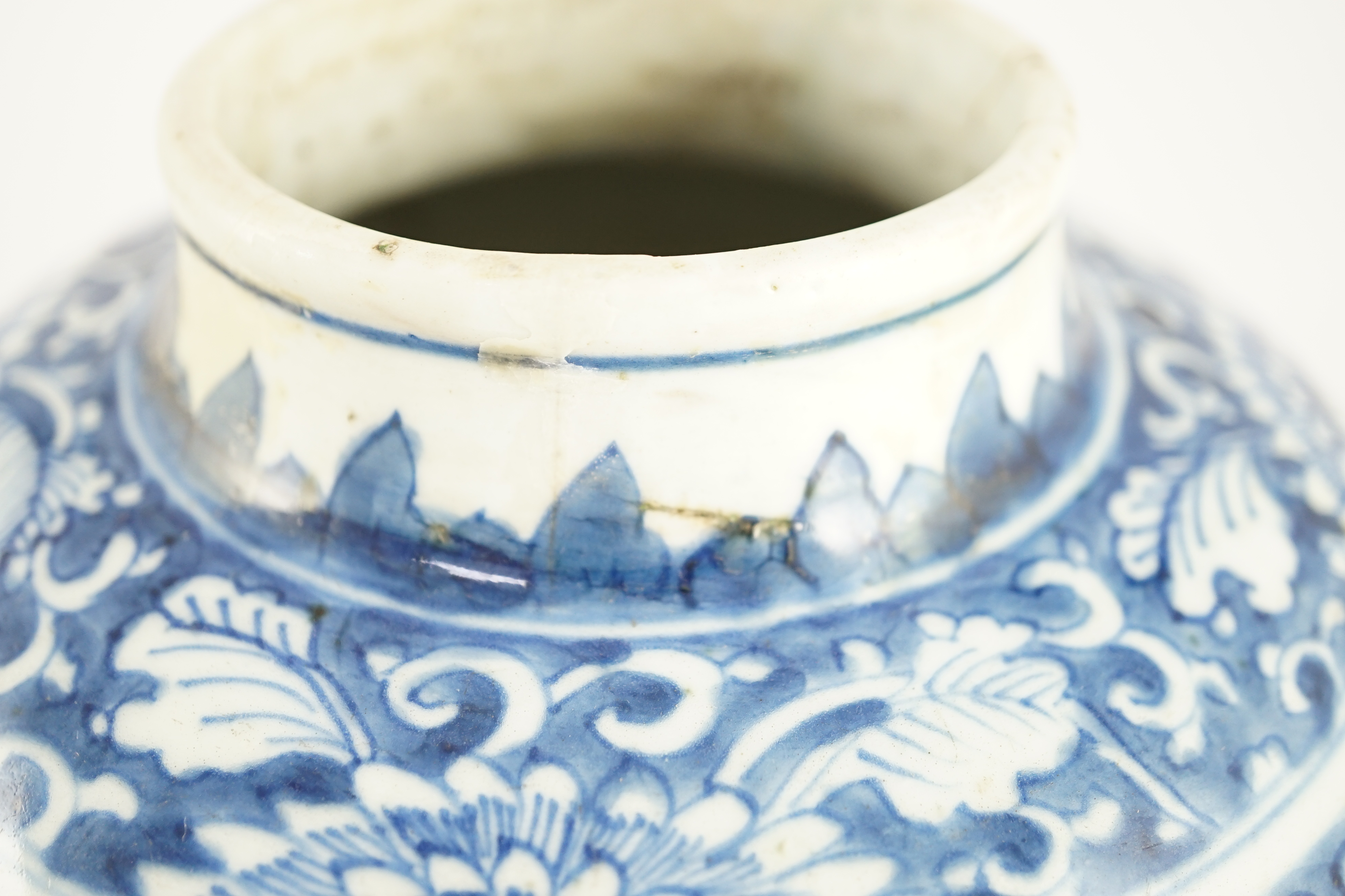 A 17th century Chinese blue and white jar, Shunzhi or Kangxi period